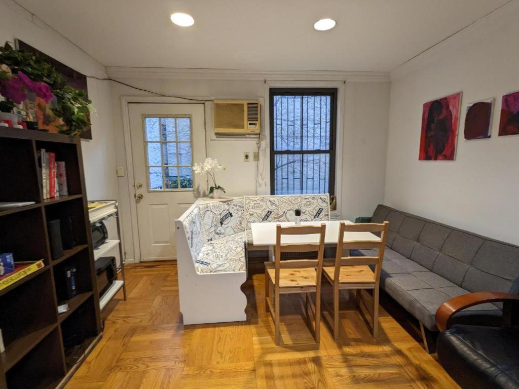 Appartement Fawlty Towers In Williamsburg à New York Extérieur photo